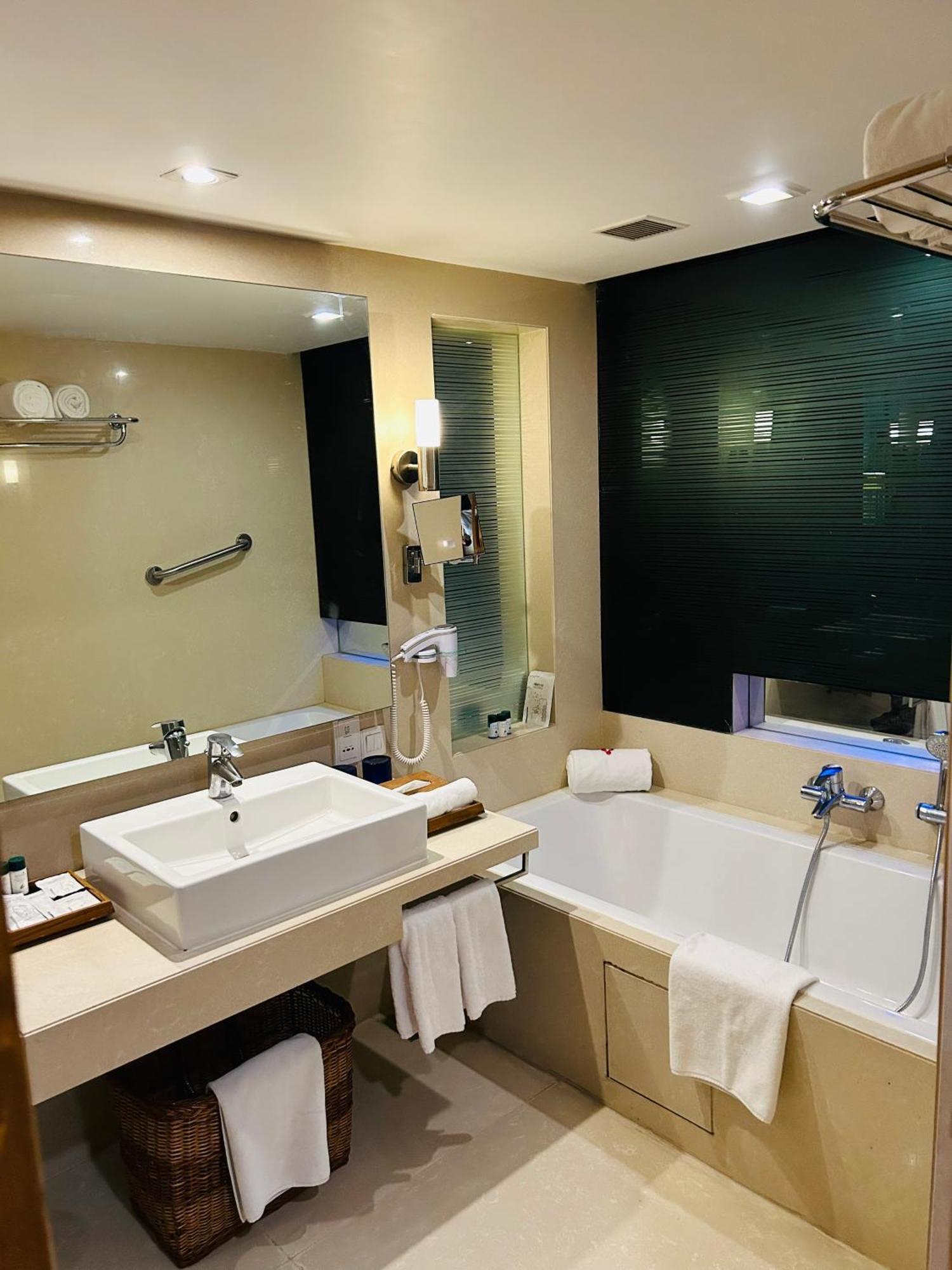 Fortune Select Sg Highway, Ahmedabad - Member Itc Hotels' Group Екстериор снимка