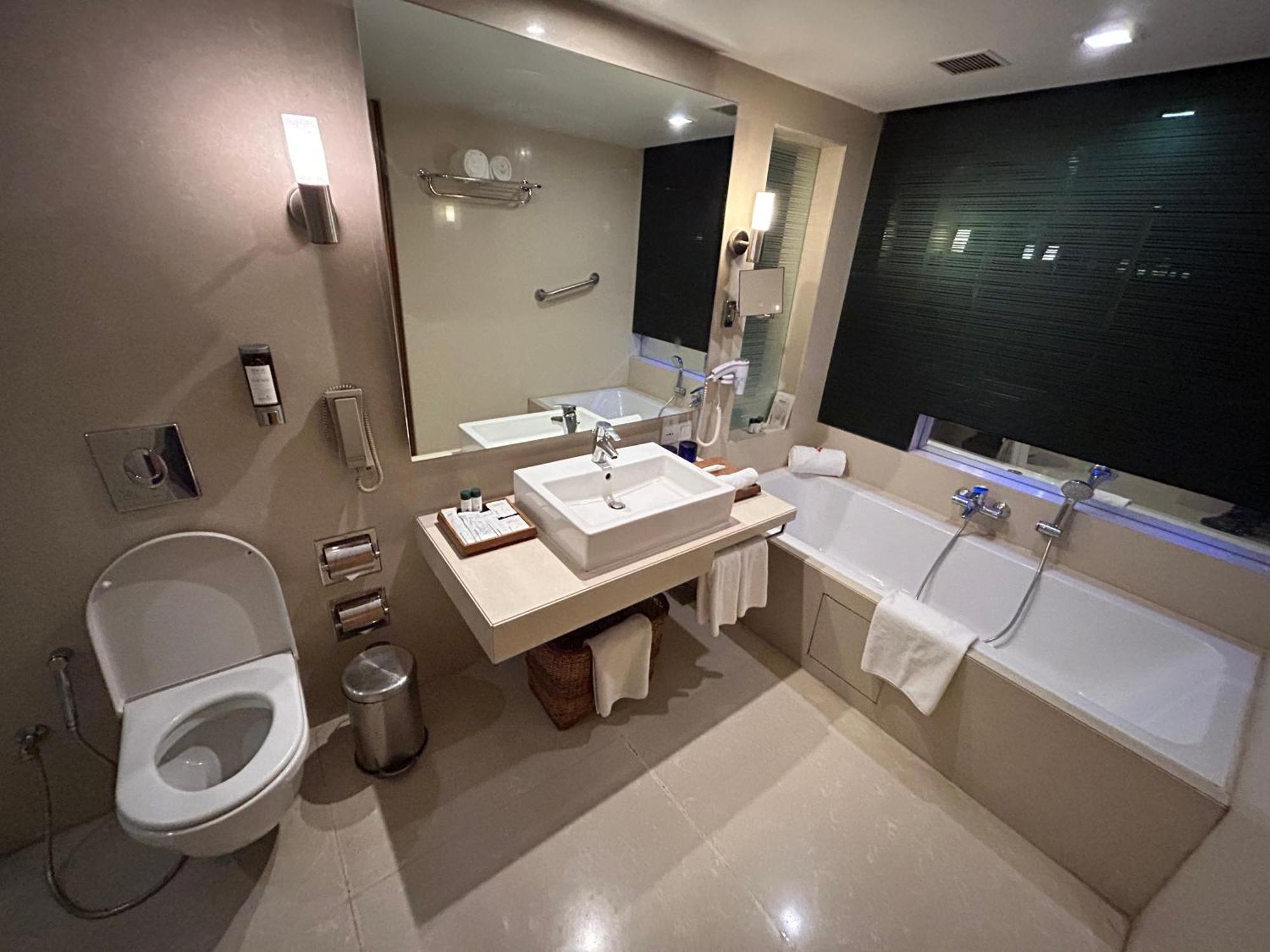 Fortune Select Sg Highway, Ahmedabad - Member Itc Hotels' Group Екстериор снимка