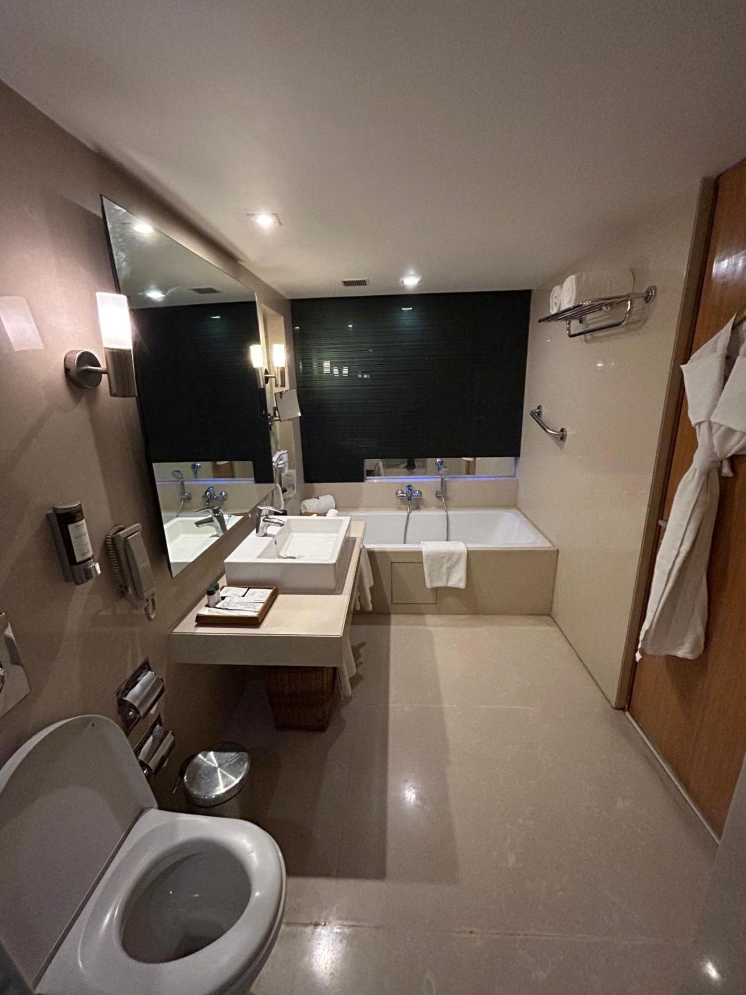 Fortune Select Sg Highway, Ahmedabad - Member Itc Hotels' Group Екстериор снимка
